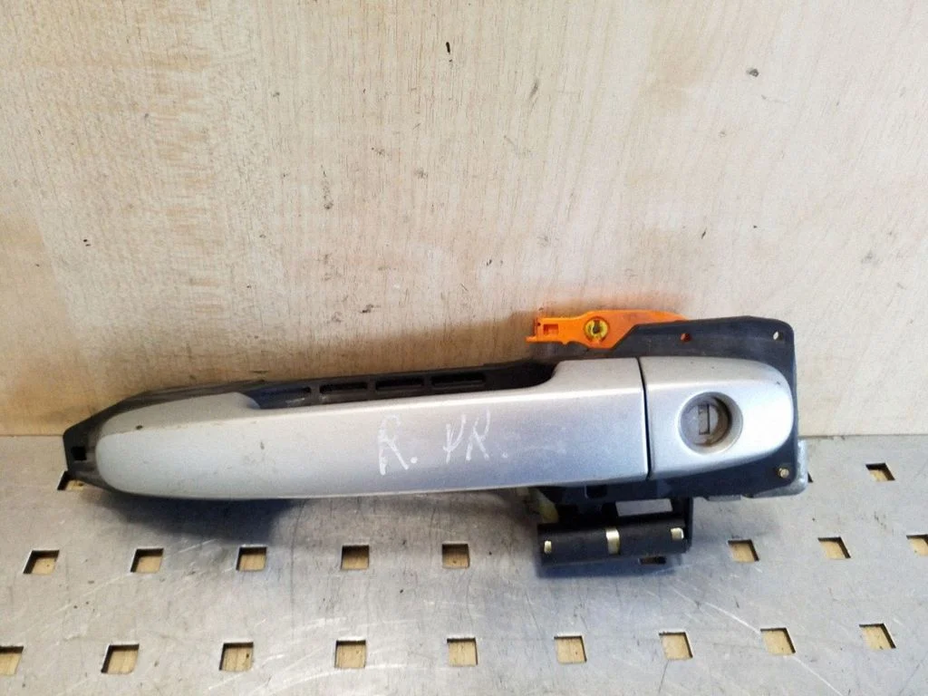 Esiukse välimine käepide – parem