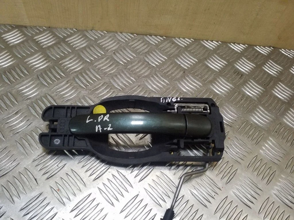 Klamka zewnętrzna drzwi przednich 8Z0837885A