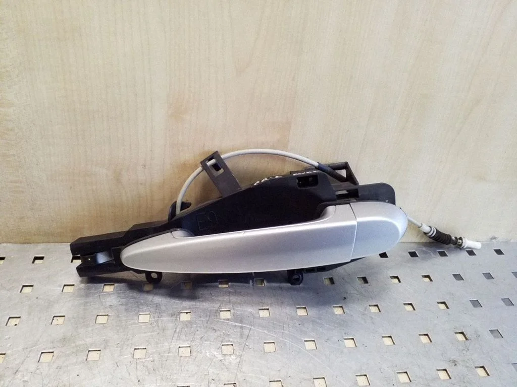 Front door exterior handle – left