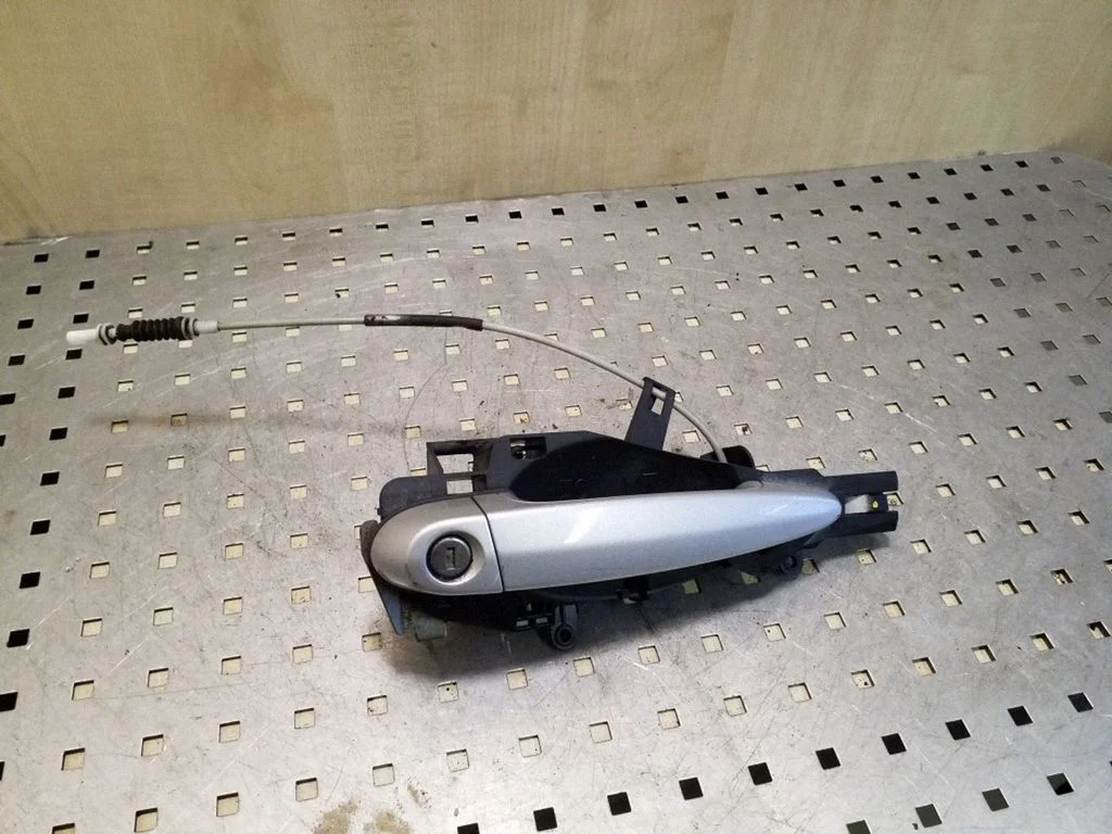 Front door exterior handle – right