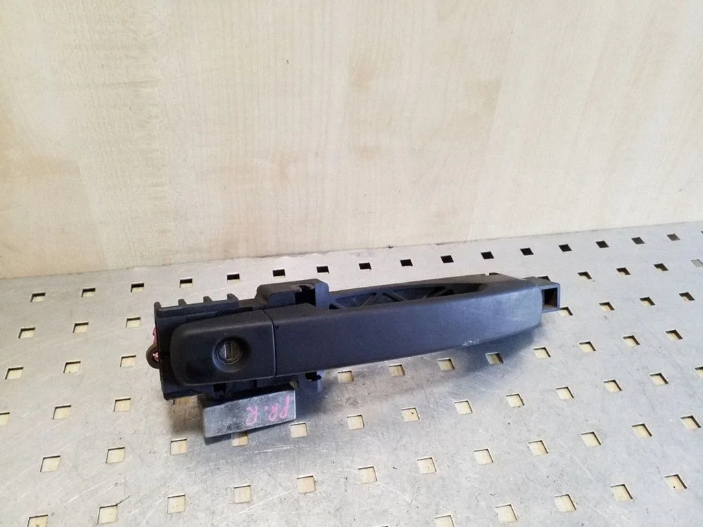 Esiukse välimine käepide 80611EB300