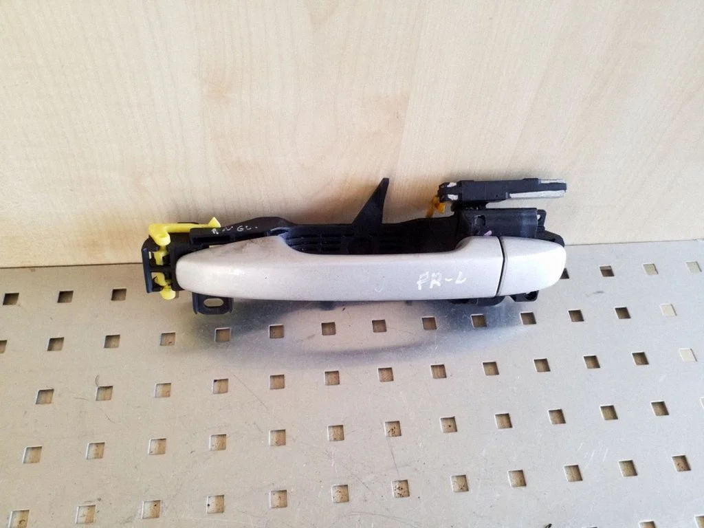 Front door exterior handle – left