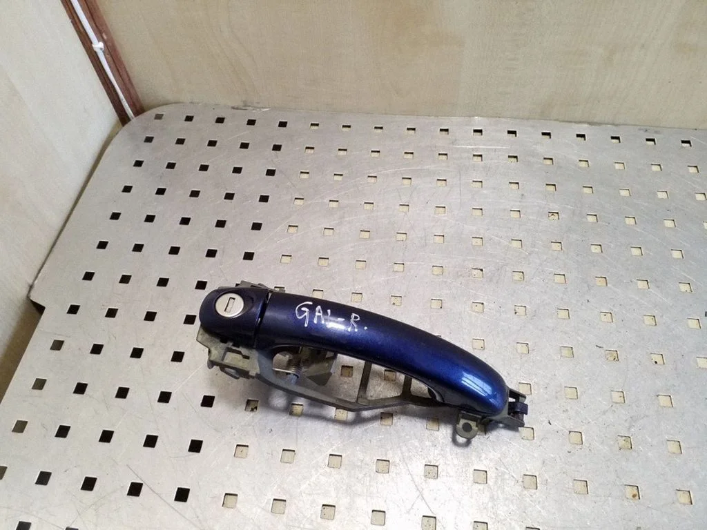 Klamka zewnętrzna drzwi przednich 7L0837886D