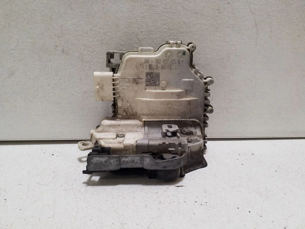 Zamek drzwi przednich 8X2837015B