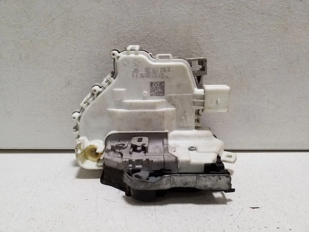 Zamek drzwi przednich 8X2837016B