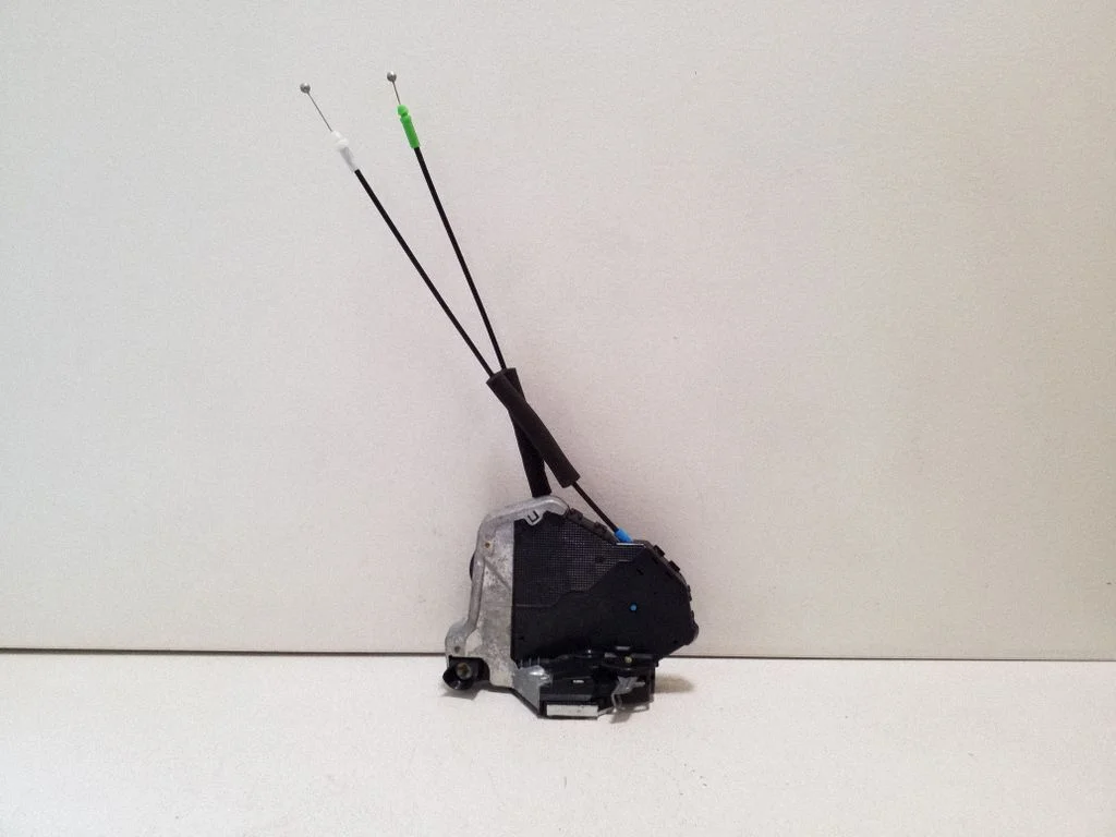 Zamek drzwi przednich 8L0705