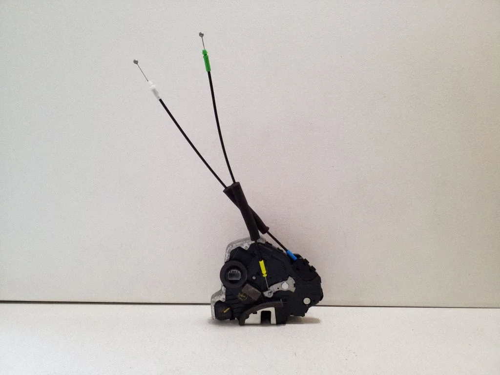 Zamek drzwi przednich 8L2411
