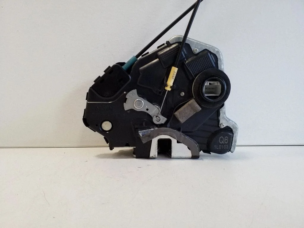 Front door lock 1L0103