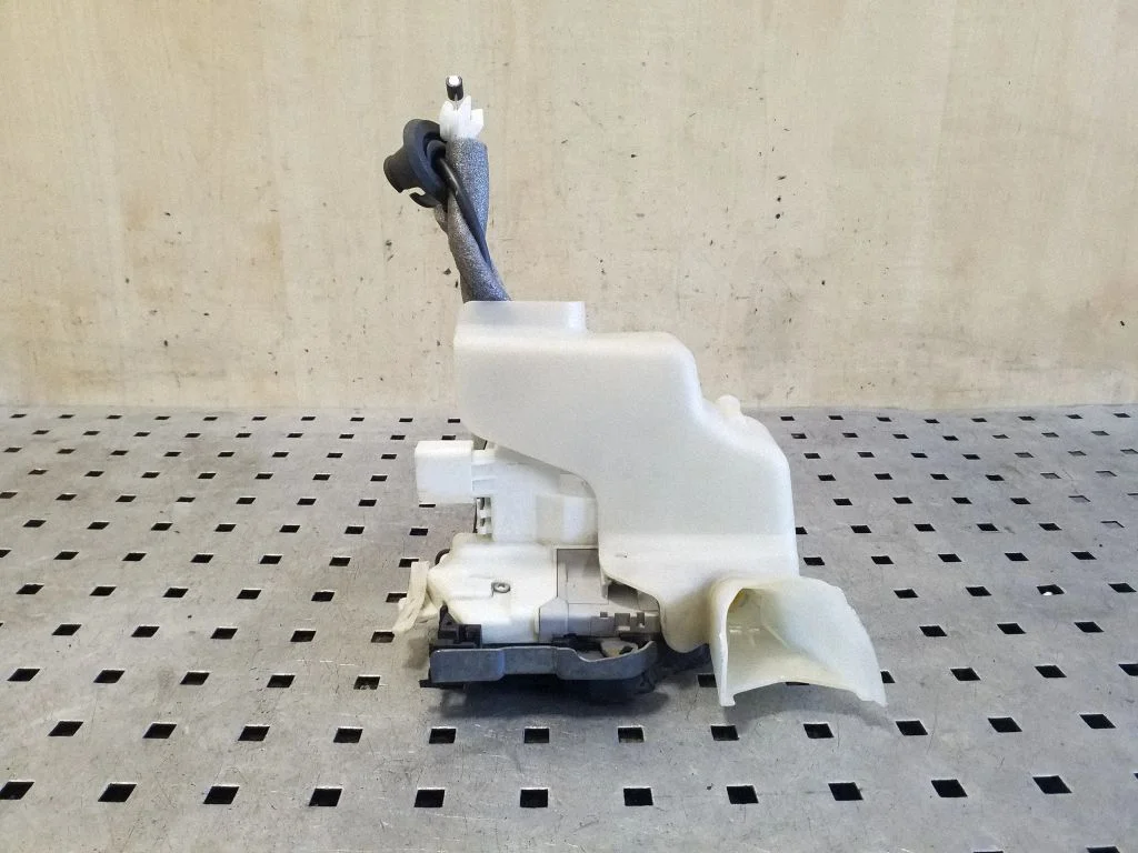 Front door lock 8X1837015C