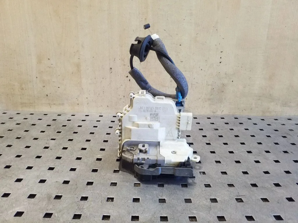 Front door lock 8X1837016C
