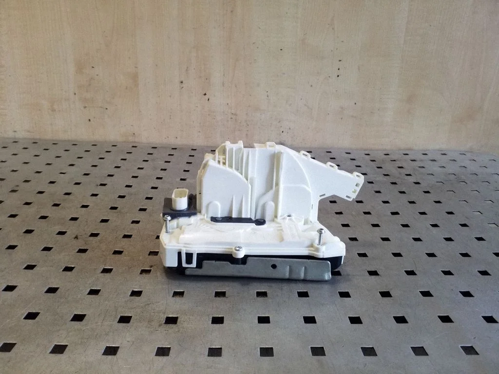 Zamek drzwi przednich 150067301B – Tesla Model Y (2020-)