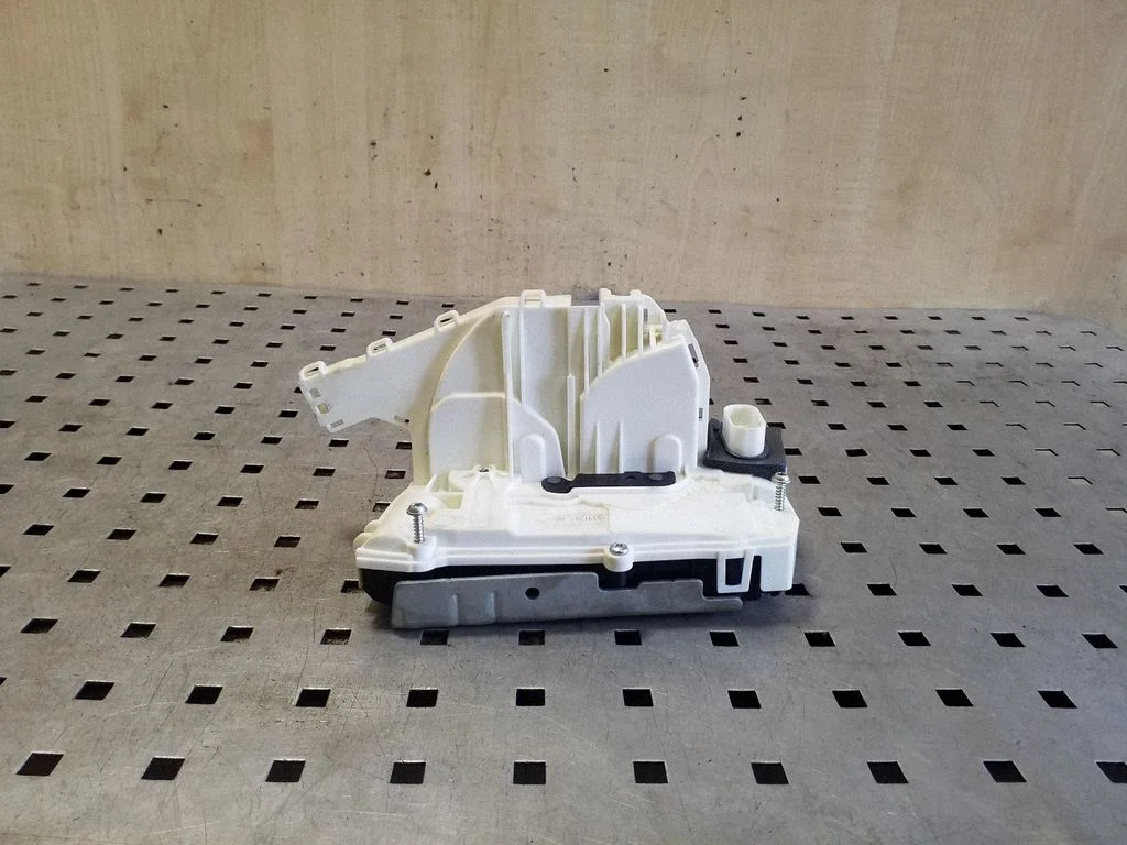 Esiukse lukk – Tesla Model Y (2020-)