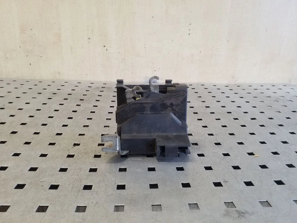 Front door lock 4A1837016