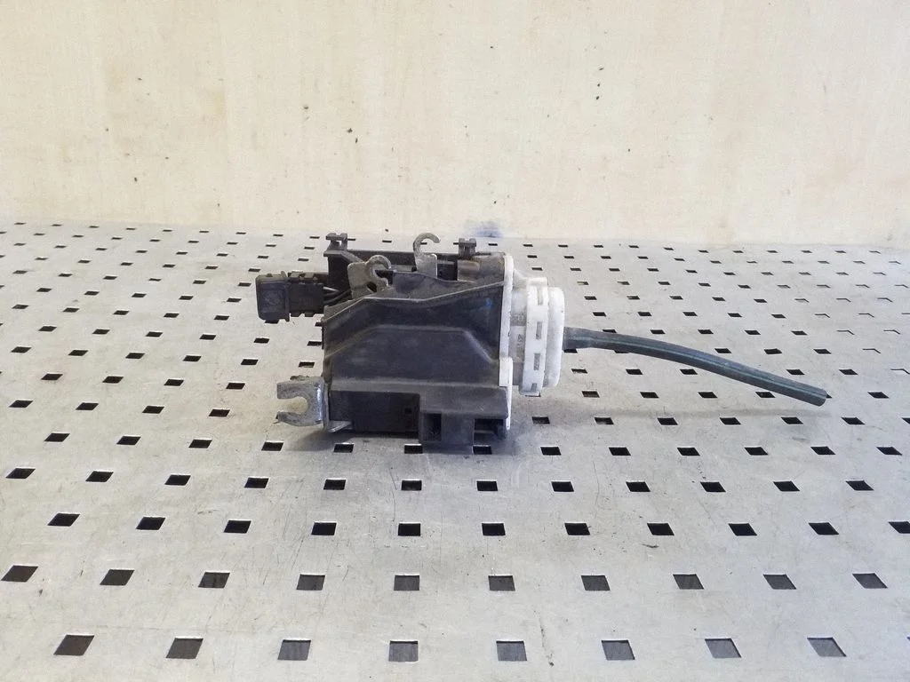 Front door lock 4A1837016B