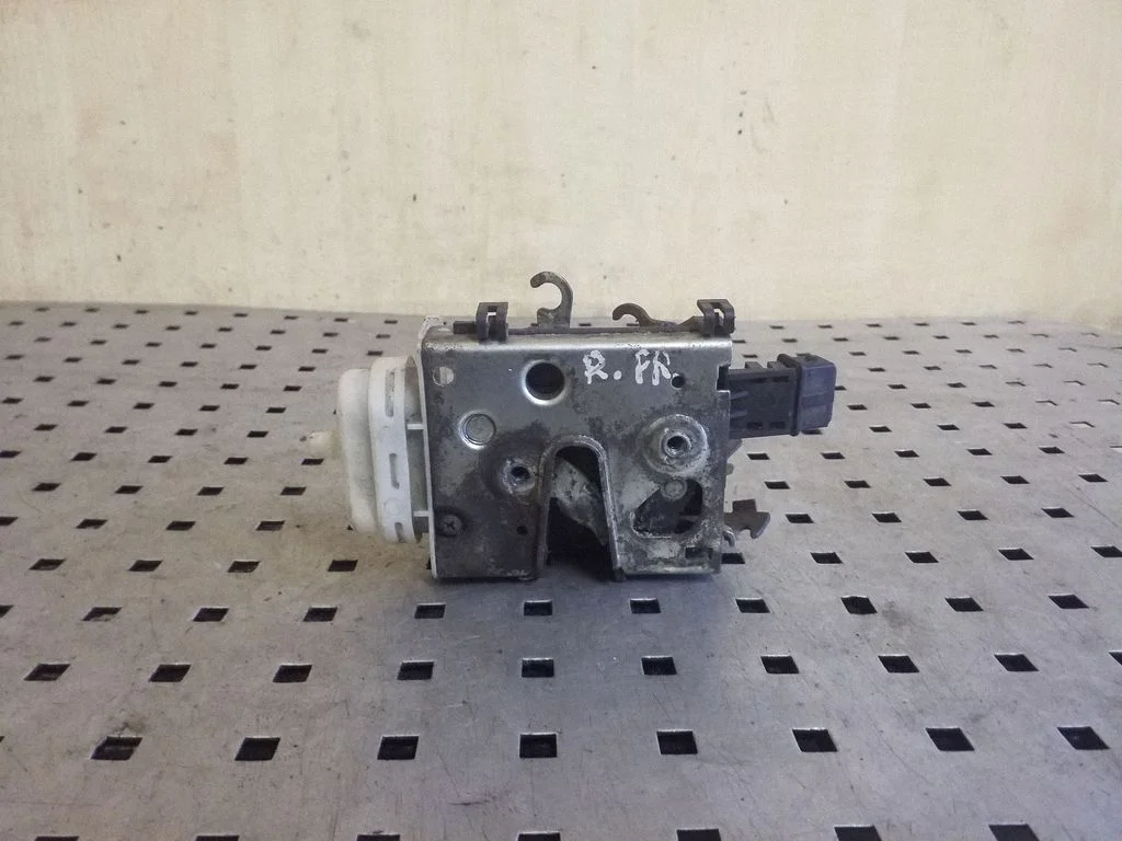 Front door lock 4A1837016D