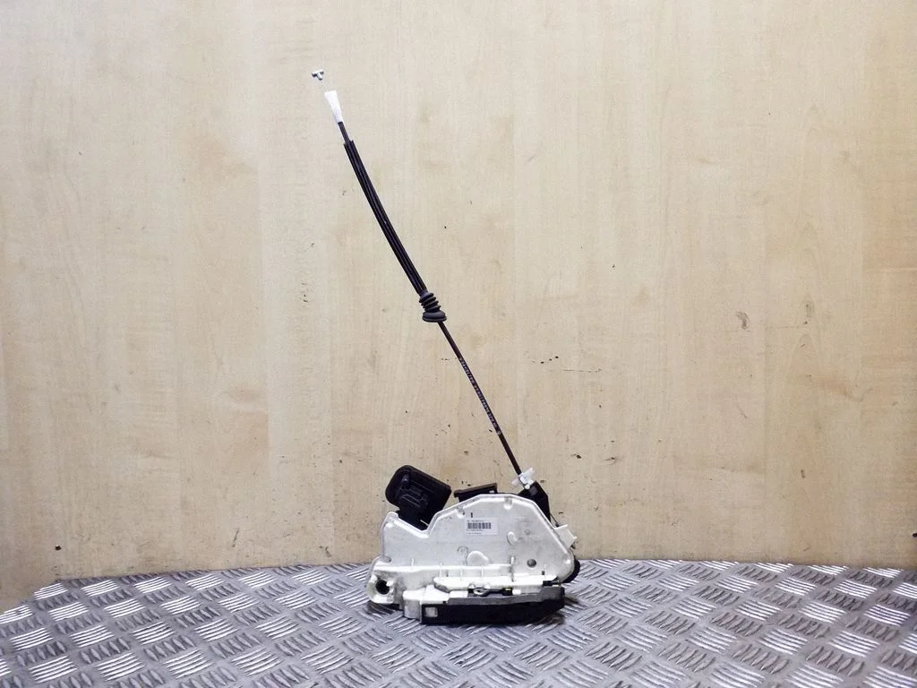 Front door lock 5E2837016