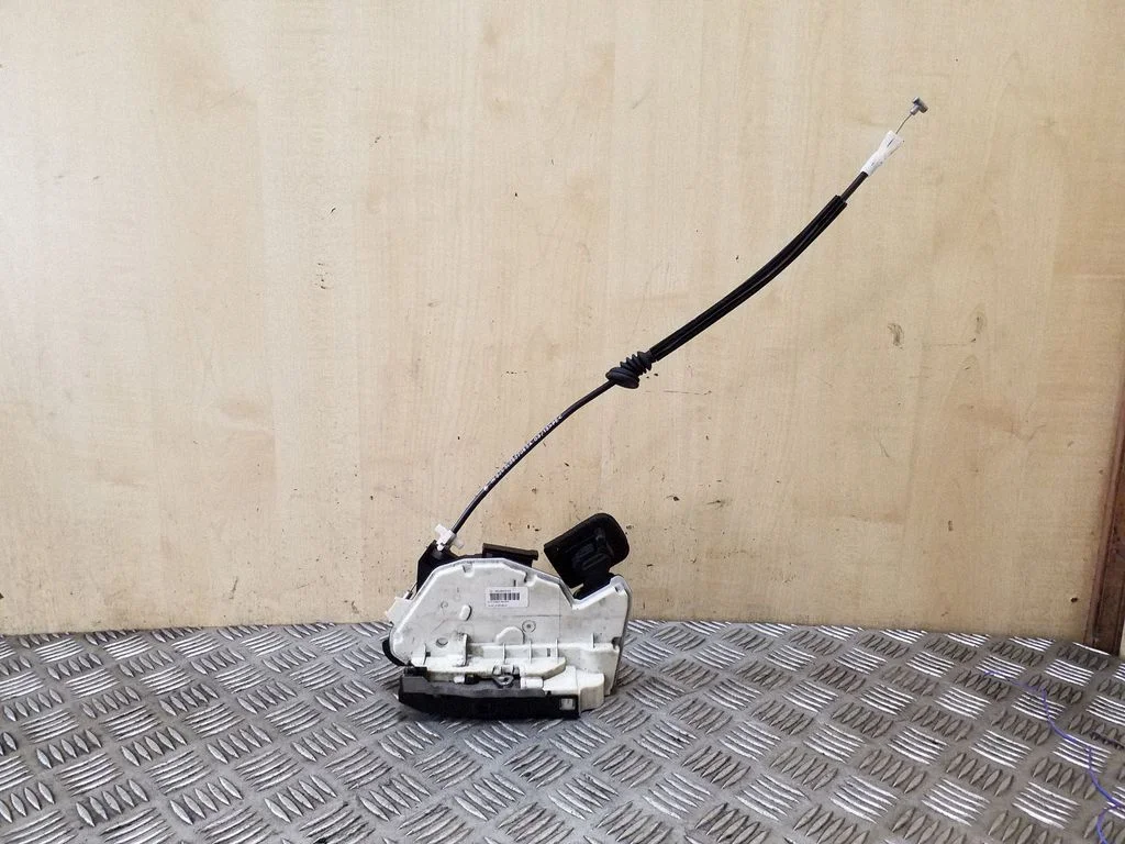 Front door lock 5E2837015