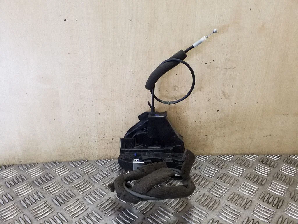 Zamek drzwi przednich – Nissan Juke I F15 (2010-2018)