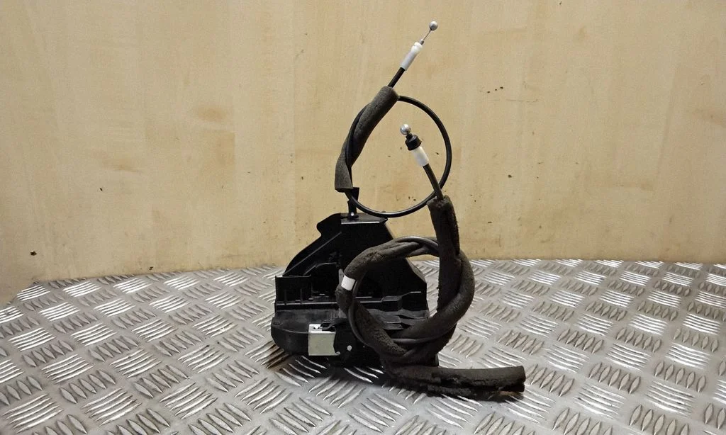 Zamek drzwi przednich – Nissan Juke I F15 (2010-2018)