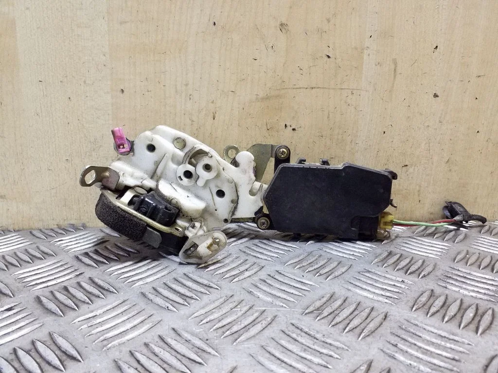 Front door lock – right