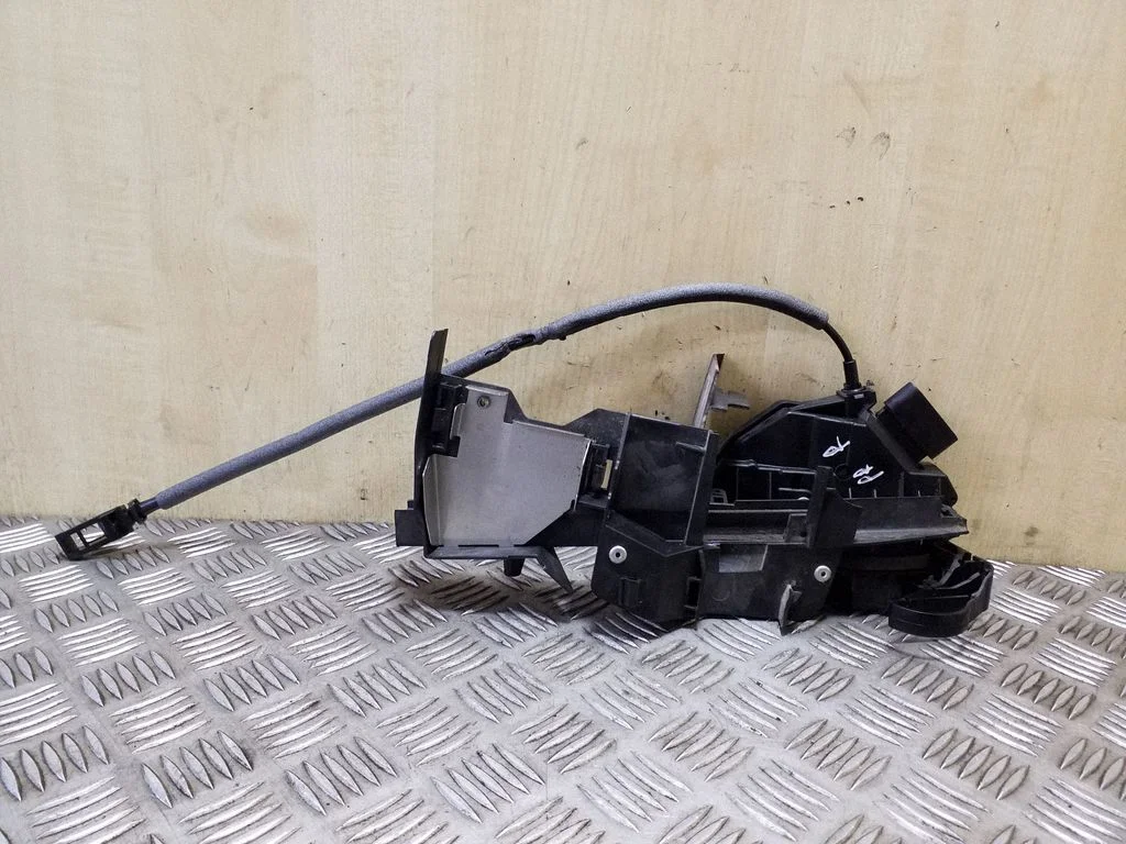 Zamek drzwi przednich BM5AA21812CB