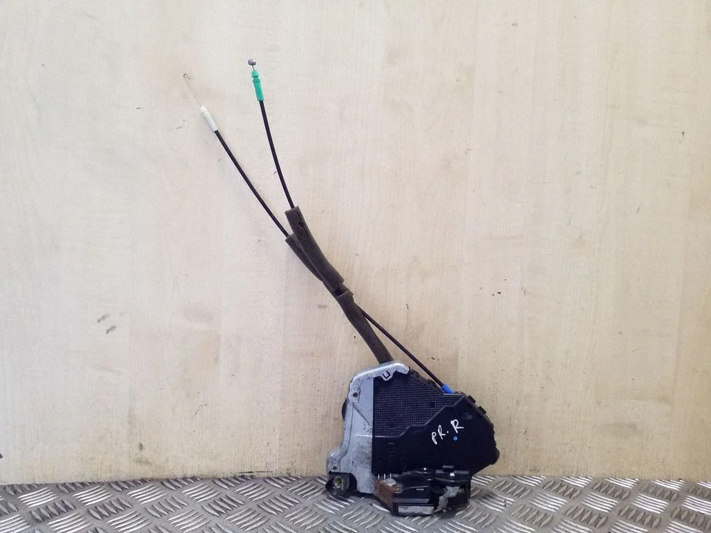 Front door lock 7B0900