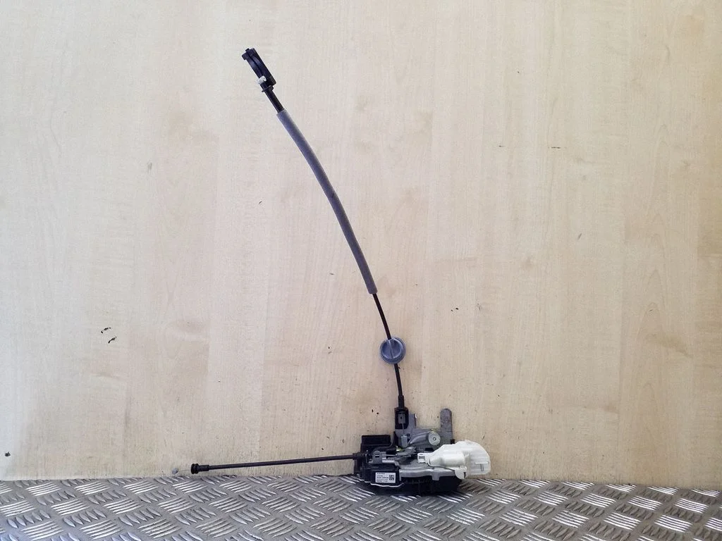 Priekšējo durvju slēdzene 31391825