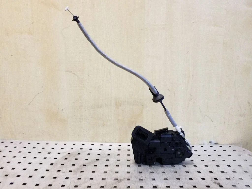 Front door lock 5E2837015