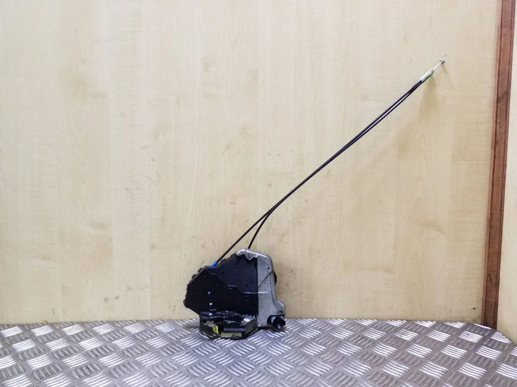 Front door lock – left