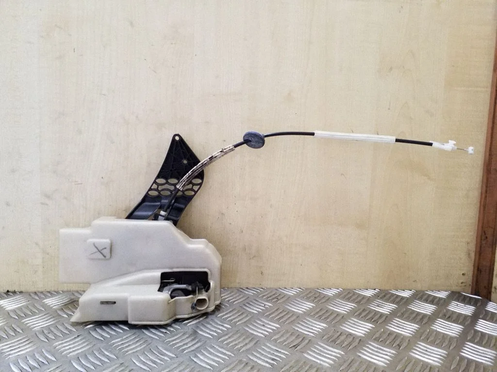 Zamek drzwi przednich 3D2837015K
