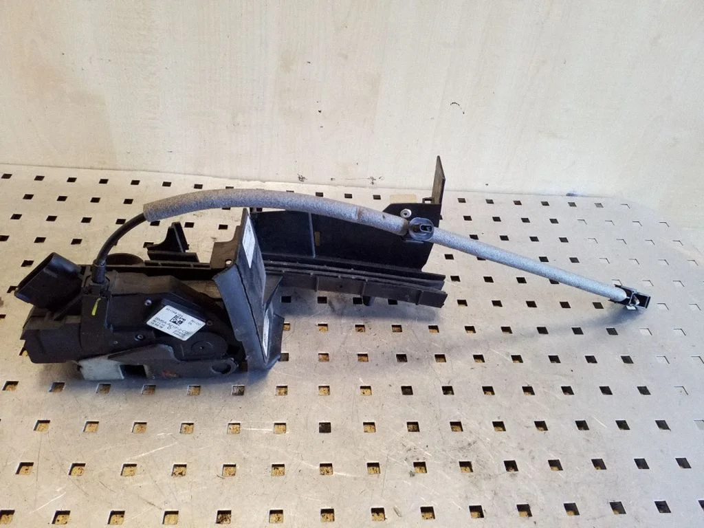 Zamek drzwi przednich BM5AA21812CD