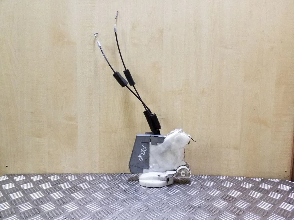 Front door lock – right