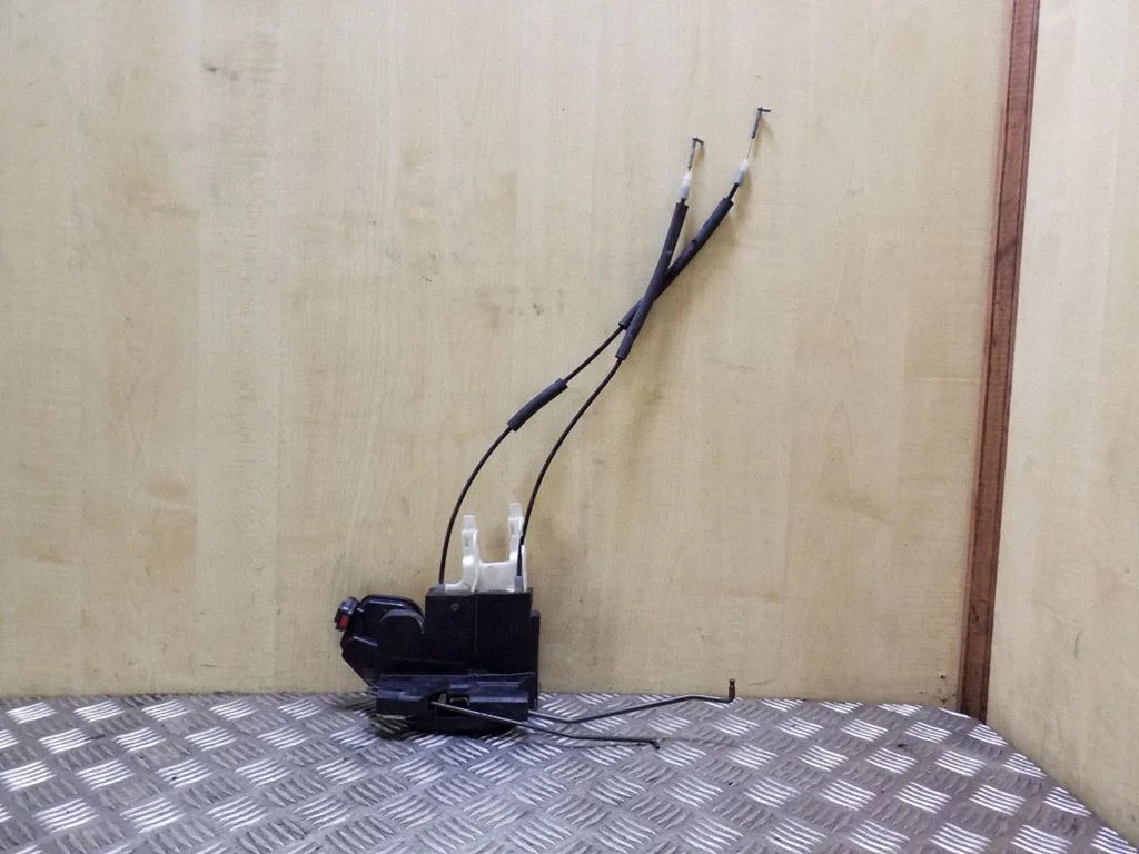 Front door lock – left