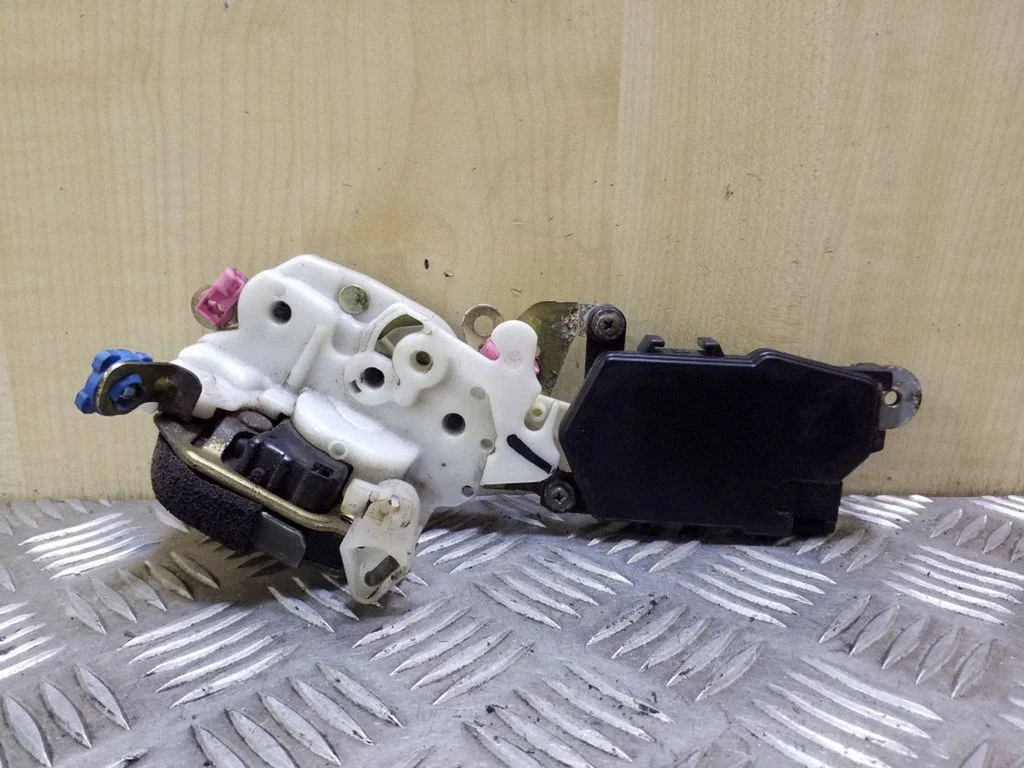 Front door lock – right