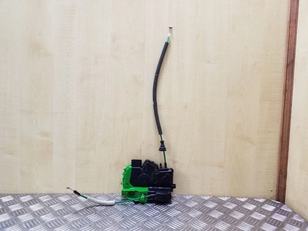 Front door lock 813203Z010