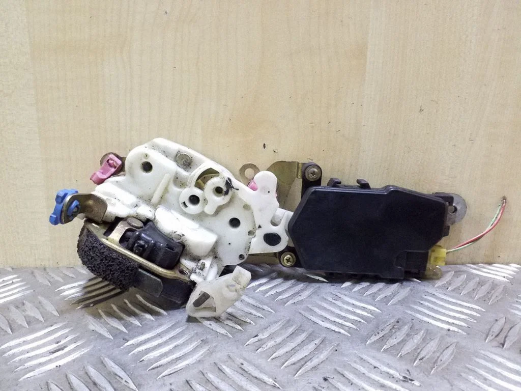 Front door lock – right