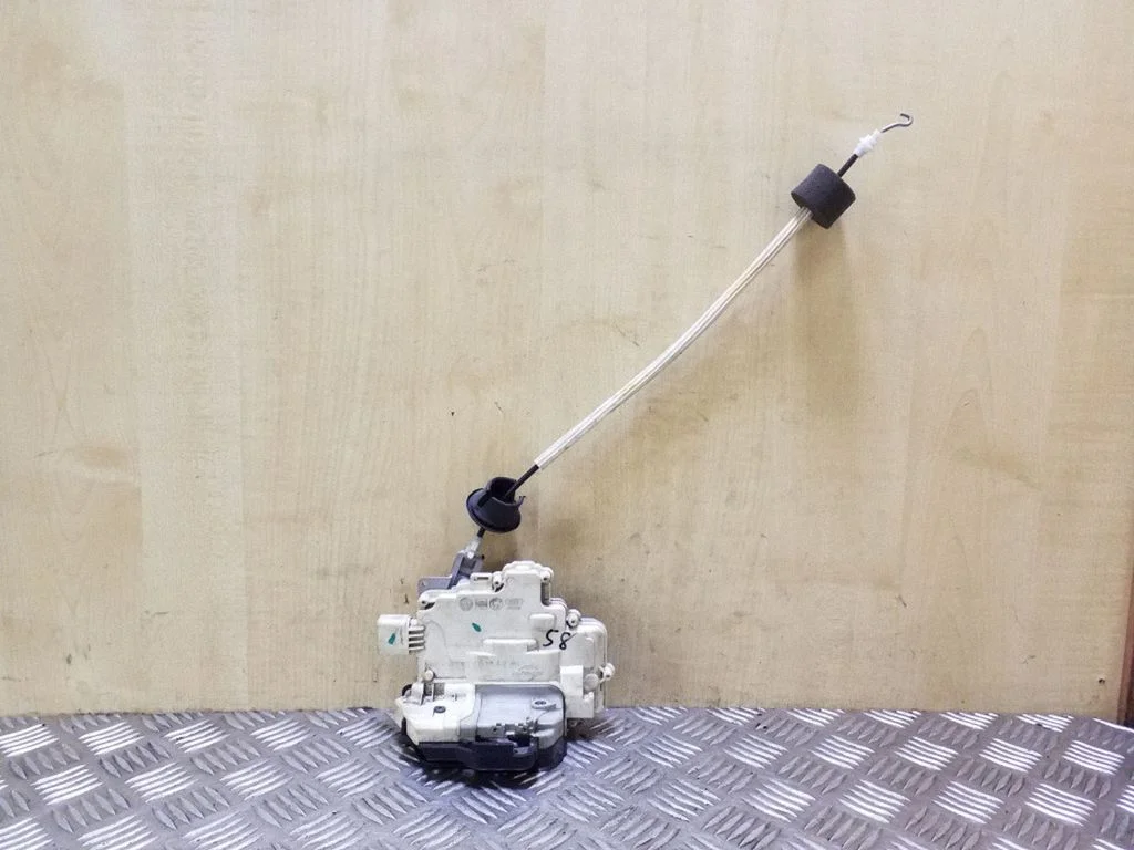 Front door lock 4F2837015