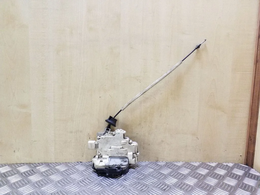 Front door lock 4F2837015