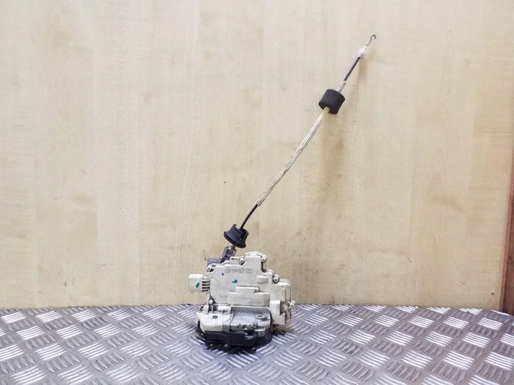 Front door lock 4F2837015