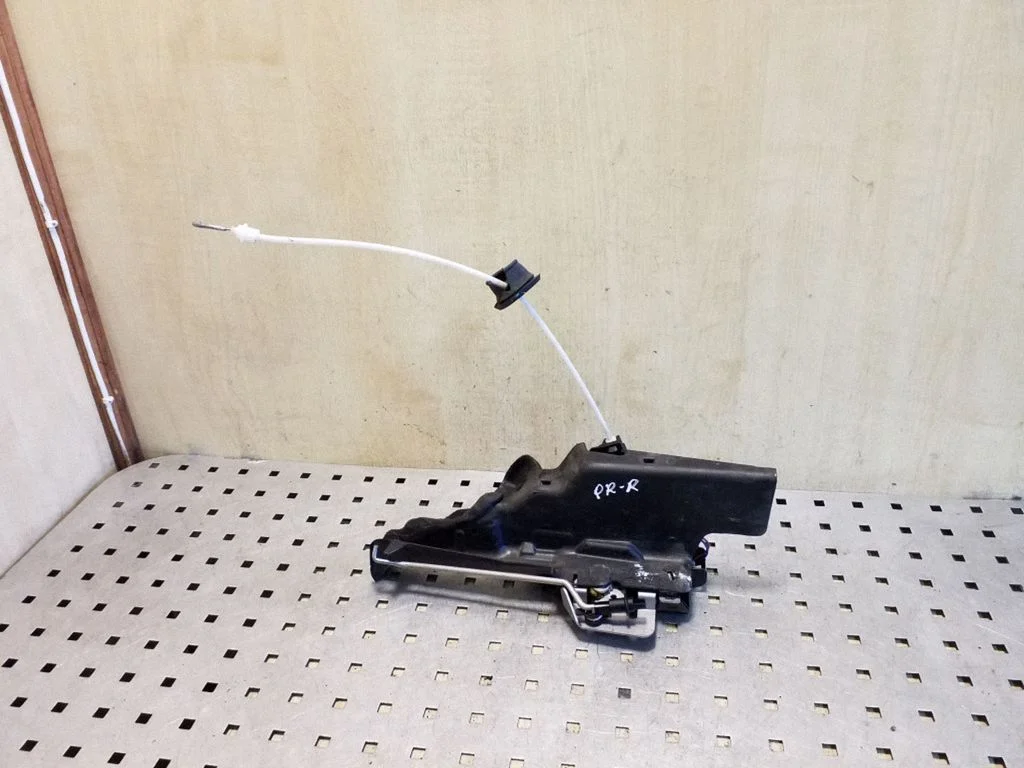 Front door lock 8E0837350