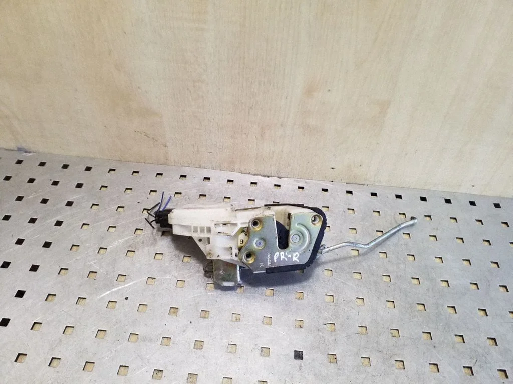 Front door lock – right
