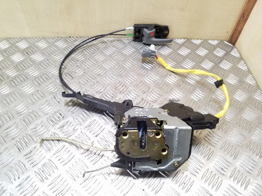 Front door lock – left