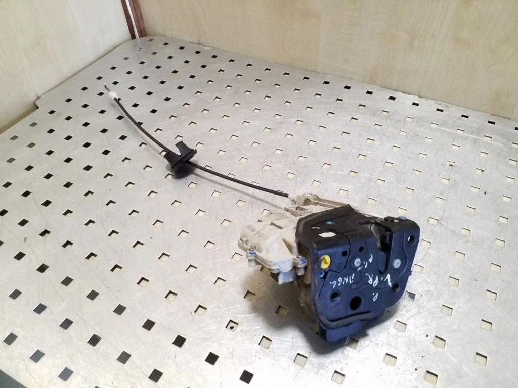 Front door lock 8E2837015AA