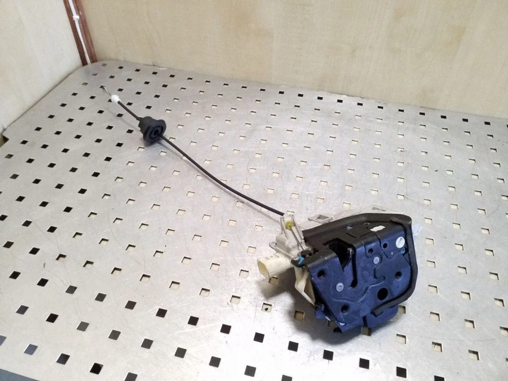 Front door lock 8E1837016AA
