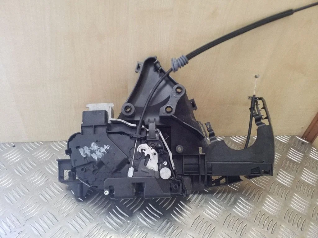 Front door lock 240015103