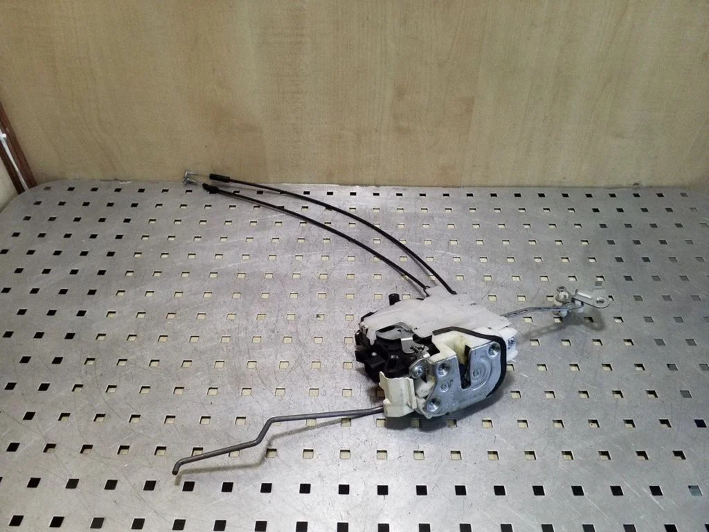 Front door lock – right