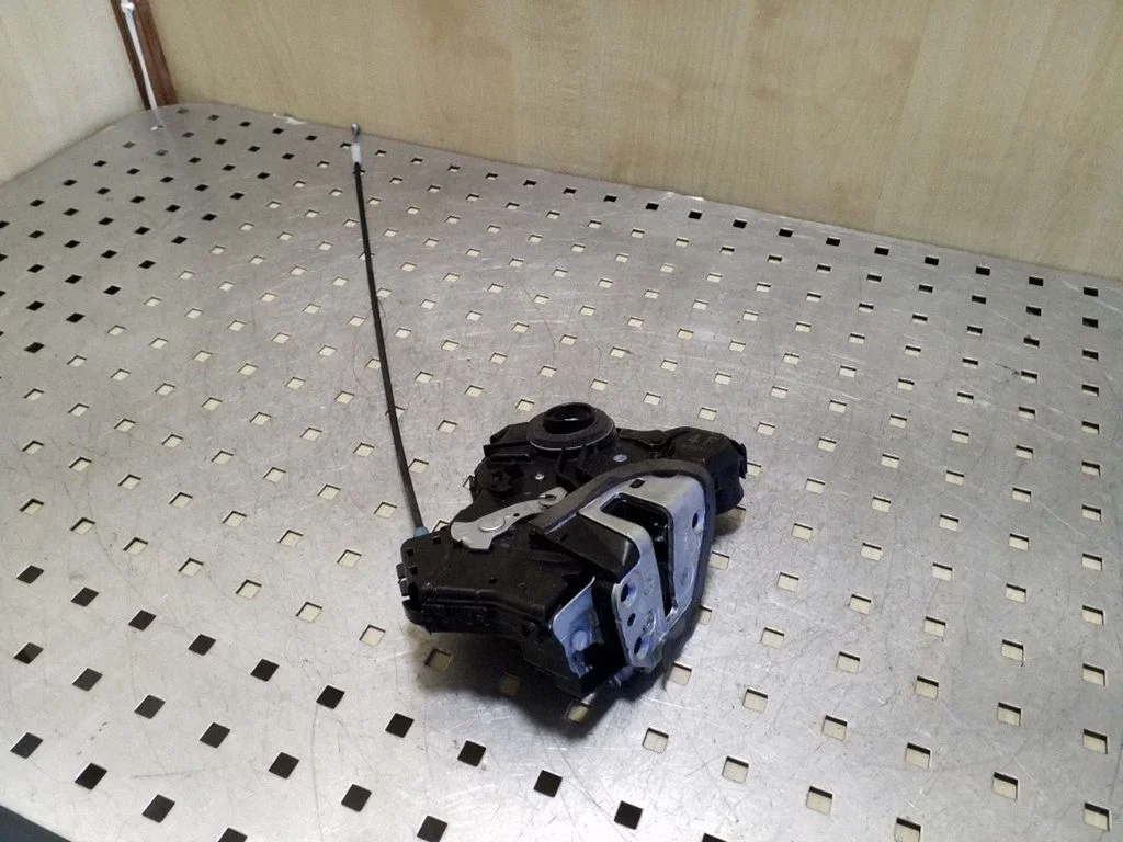Front door lock – right