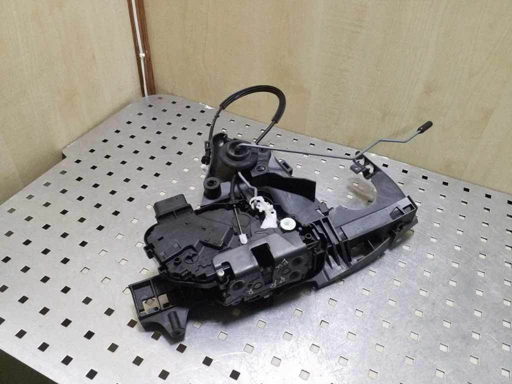 Front door lock 240015103