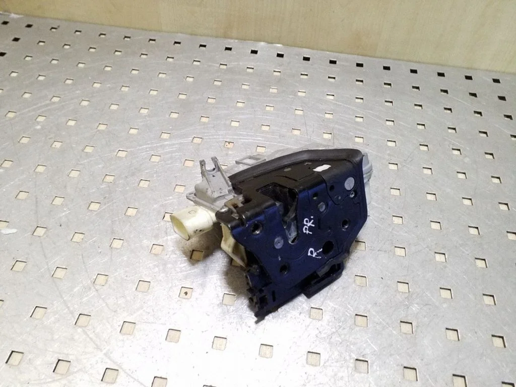 Front door lock – Volkswagen Passat B6 (2005-2010)