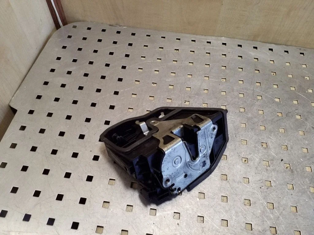 Front door lock 7202144